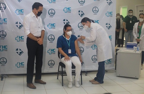 Técnica de Enfermagem da UTI é a primeira vacinada do HC de Botucatu