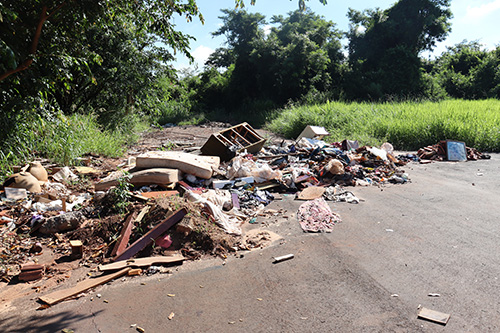 Moradores reclamam de entulho e lixo jogados nos Jardim Maria Luiza 2 e 3
