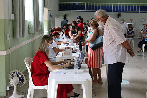Continua vacinação para idosos acima de 77 anos