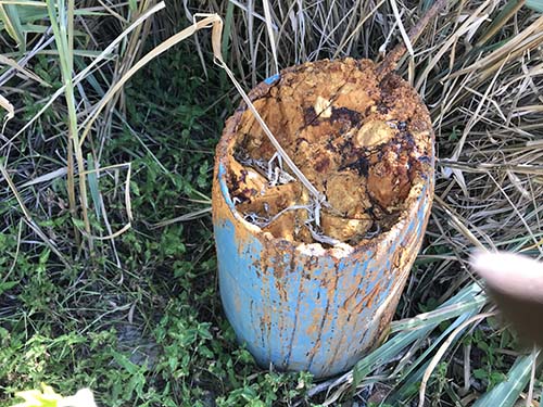 Tambor com resíduo é deixado em área rural