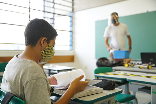 Escolas estaduais reabrem para aulas presenciais na próxima quarta em SP
