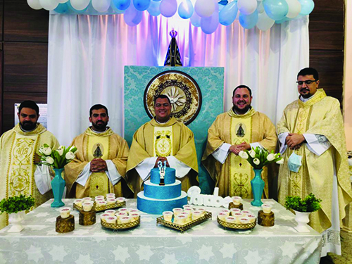 Padre Leandro celebra aniversário com comunidade e amigos