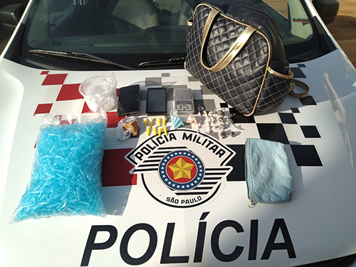 PM detém homem e mulher com drogas