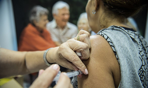 Saúde dá continuidade à vacinação contra gripe de idosos e professores