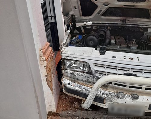 BARIRI: Caminhonete atinge estabelecimentos no centro