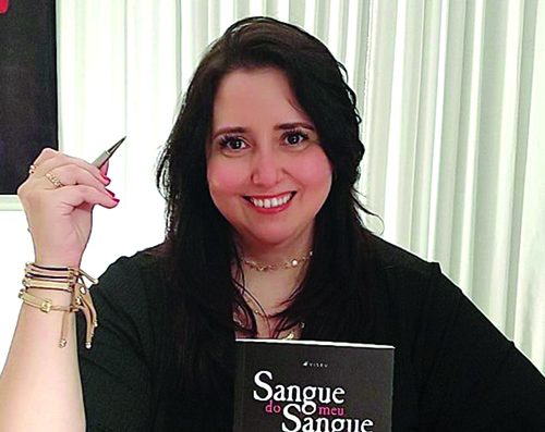 Escritora baririense faz noite de autógrafo do livro Sangue do Meu Sangue