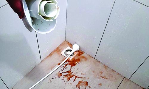 Moradora do Jardim Romero reclama de água suja e fraca