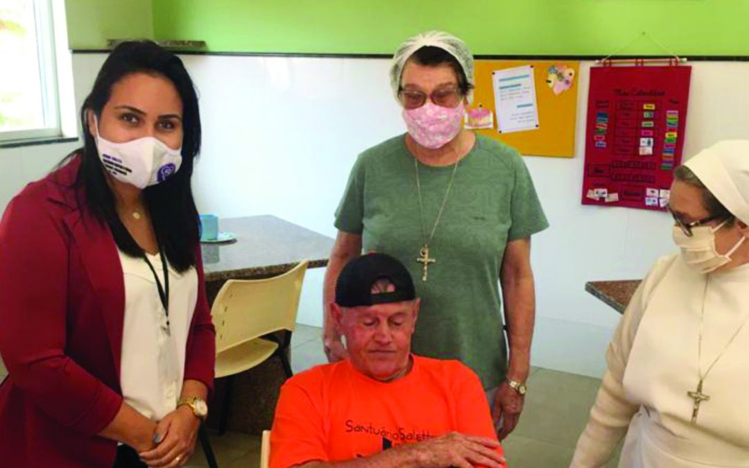 Lar Vicentino recebe máscaras no dia de combate à violência contra os idosos