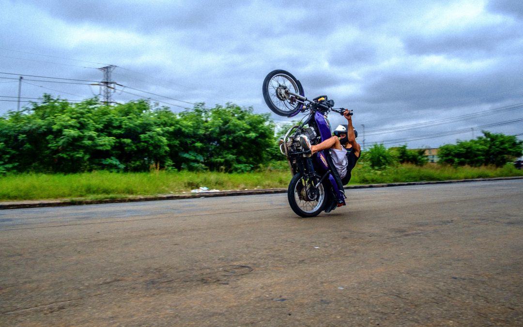 Jovem é flagrado empinando moto em Bariri