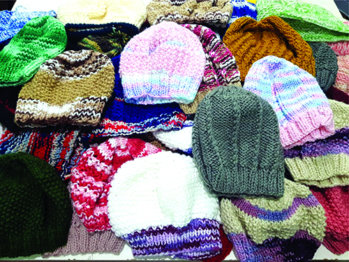 Campanha confecciona e entrega 65 toucas de lã para a Apae