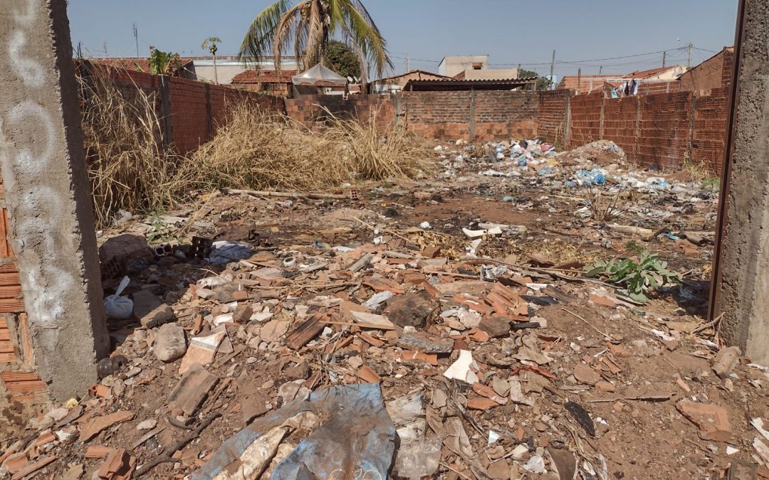 BARIRI: Vigilância encontra terreno com entulho na Vila Santa Helena