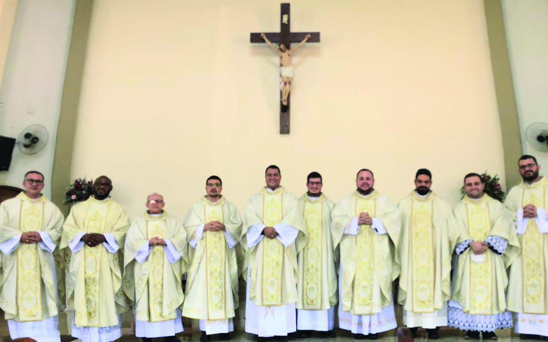 Missa celebra três anos de ordenação de Padre Leandro e mais oito sacerdotes