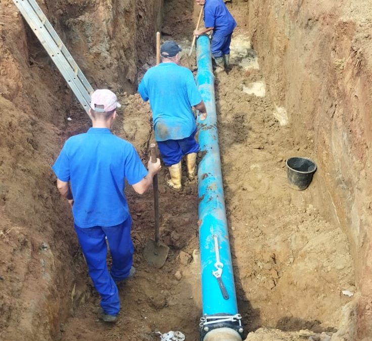 Rompimentos em adutora agravam falta de água; empresa irá perfurar poço