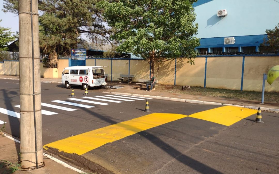 BARIRI: Setor de Trânsito reforça pintura de solo perto de escolas