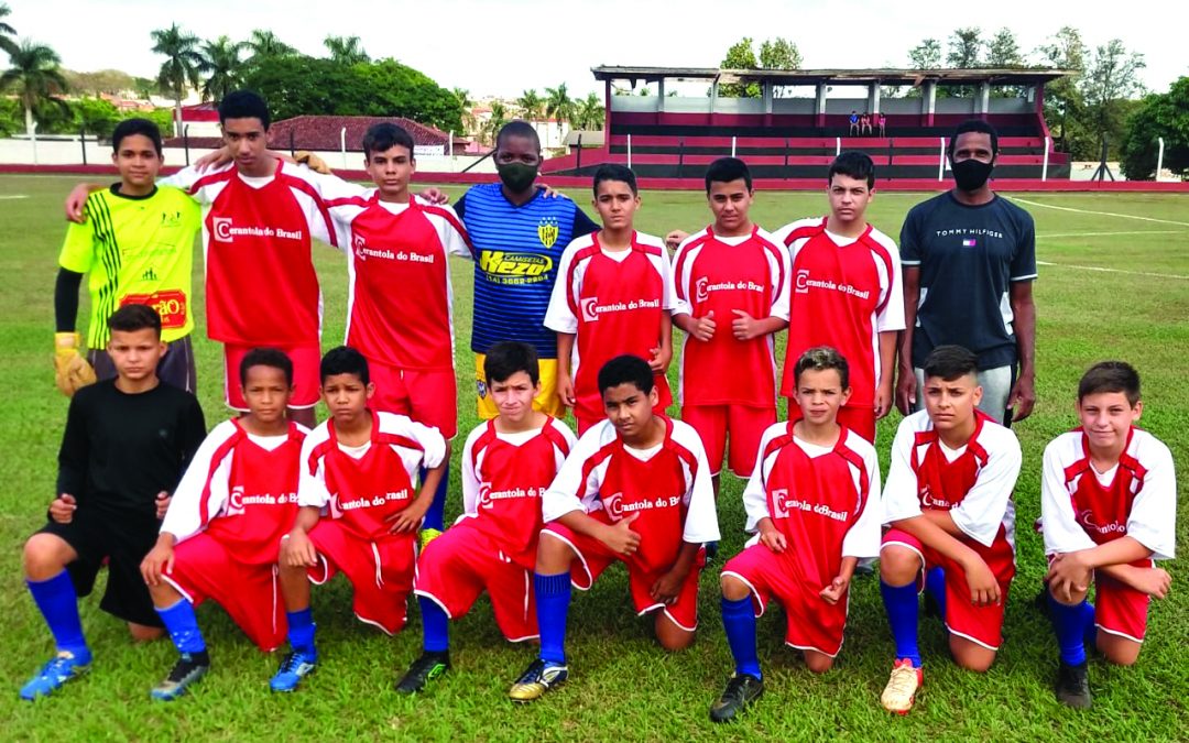 Equipes de futebol participam de campeonato estadual