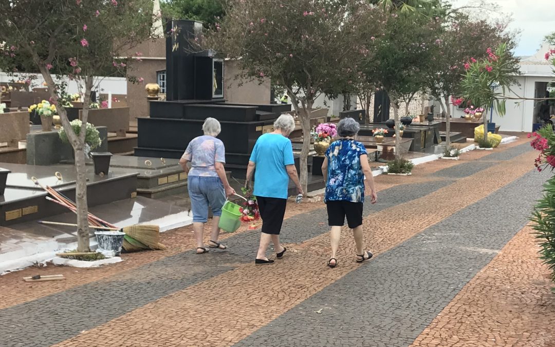 Cemitério passa por limpeza para Finados