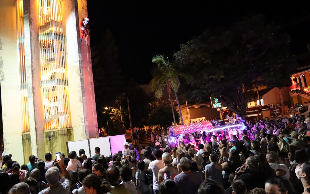 Papai Noel desce de rapel a torre do relógio da Matriz