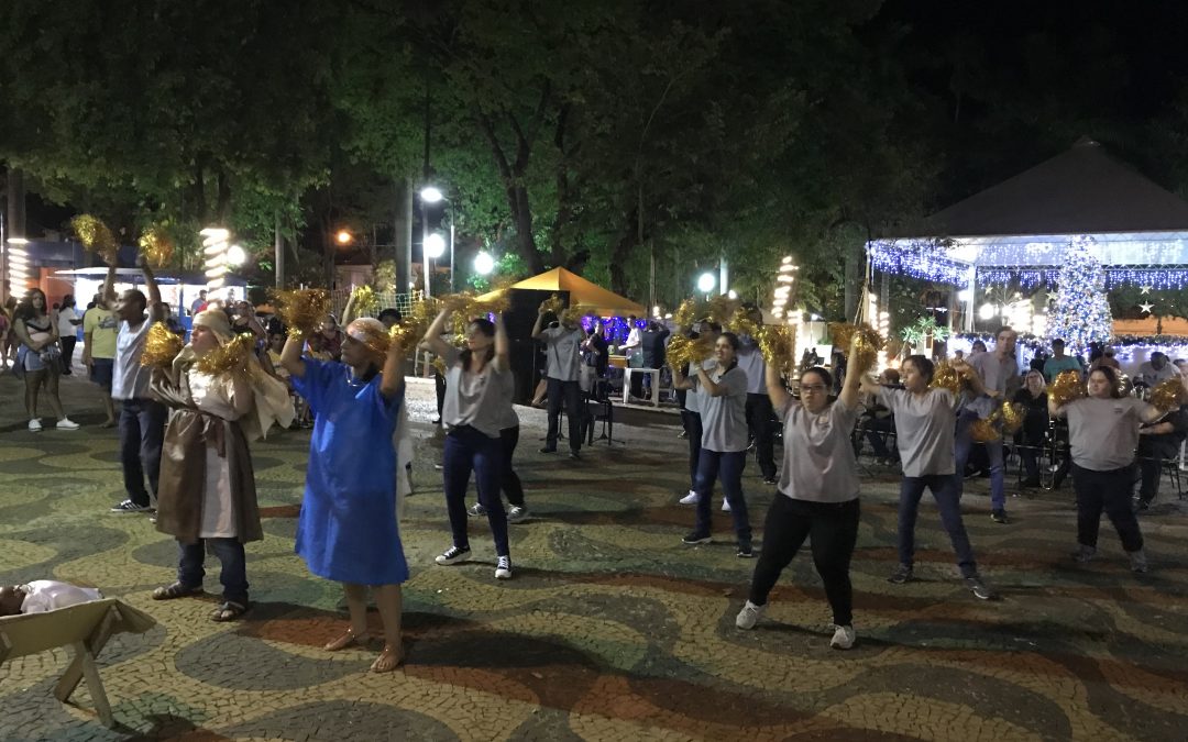 Apae e grupo de metais se apresentam na Praça da Matriz
