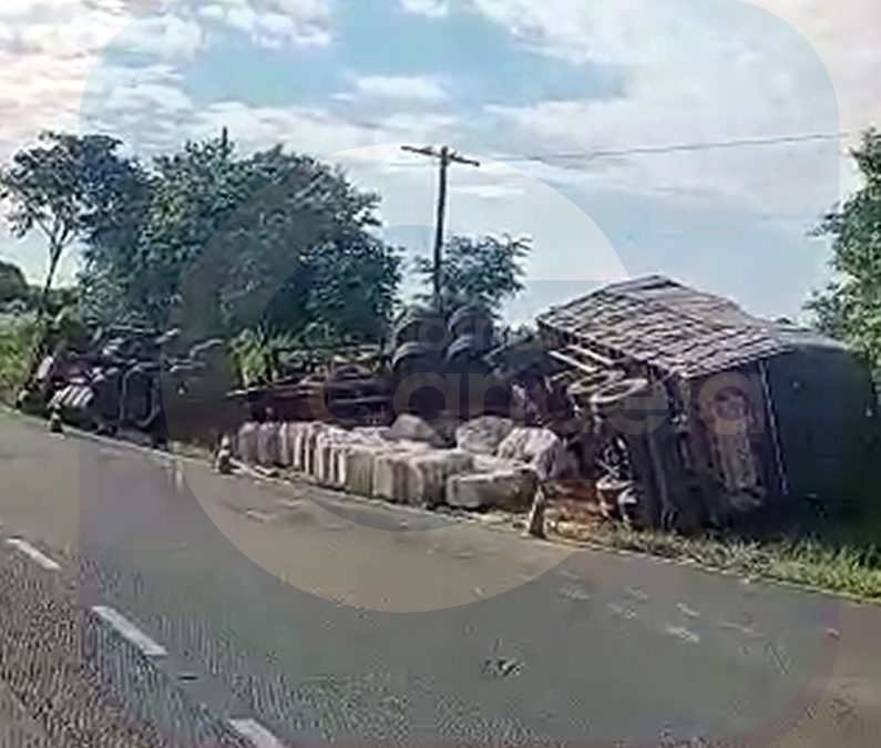 Itaju: Carreta com algodão tomba no trevo da SP-304