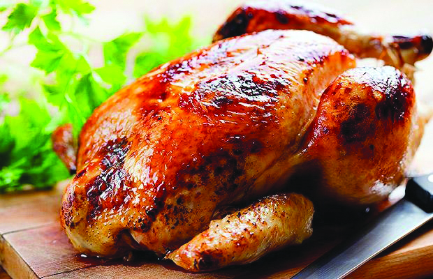 Mini quermesse da paróquia central tem churrasco, lanche e assados