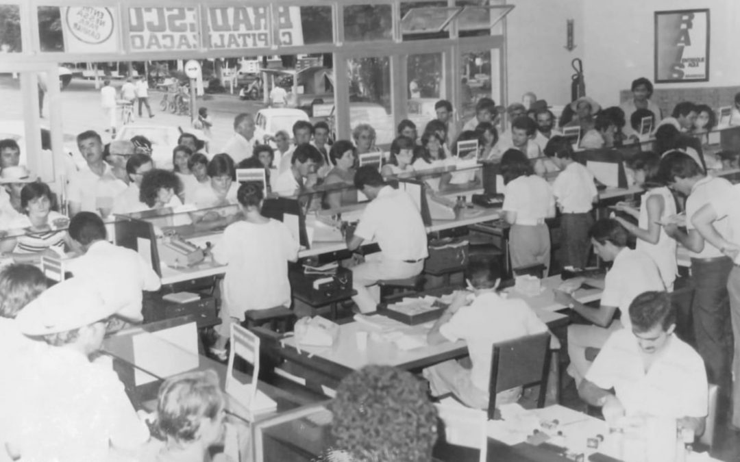 Candeia registra como eram as agências bancárias antes da tecnologia