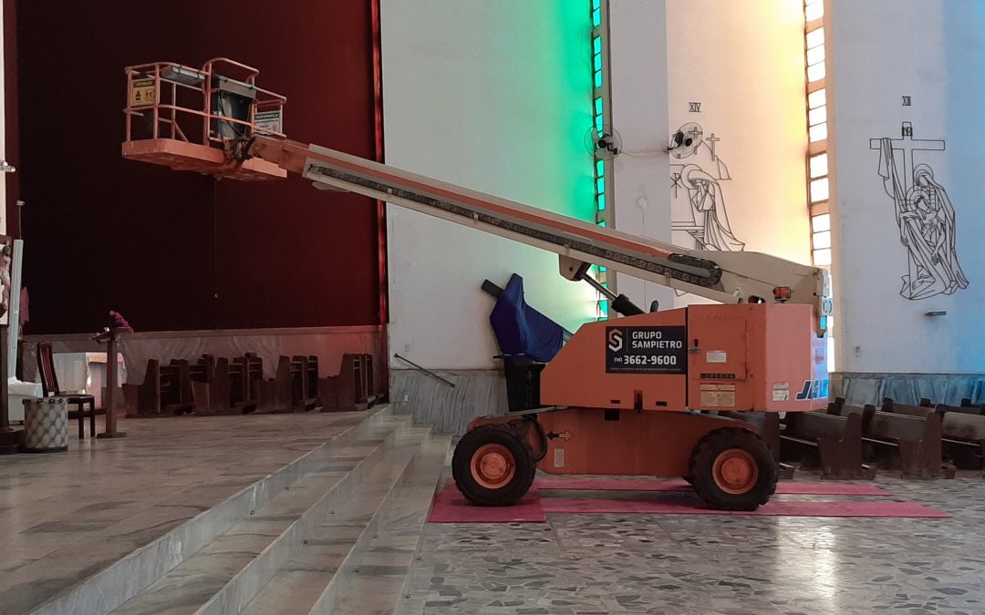 Igreja Matriz passa por serviço de manutenção e limpeza