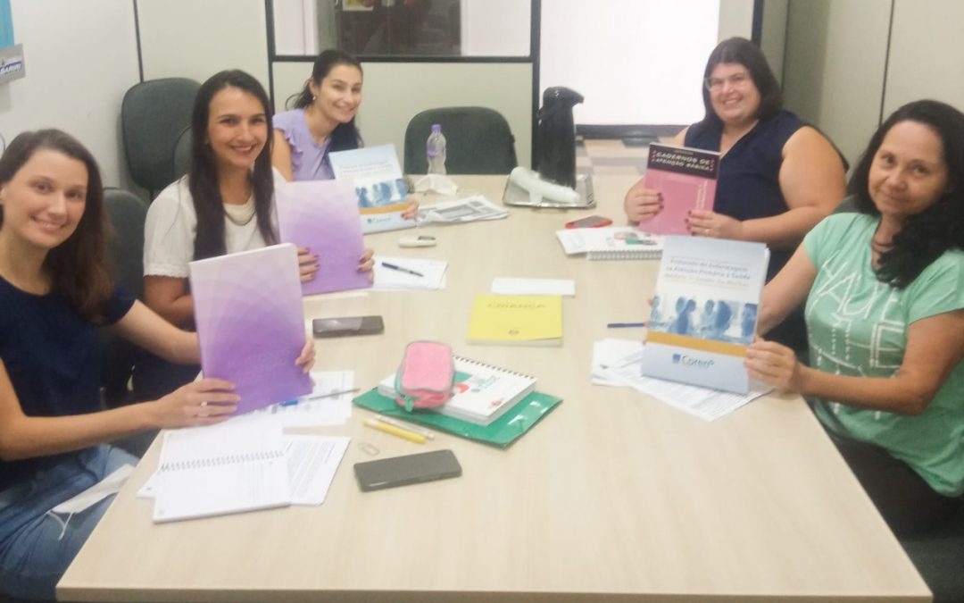 Enfermeiras estudam protocolo de saúde da mulher na gestação