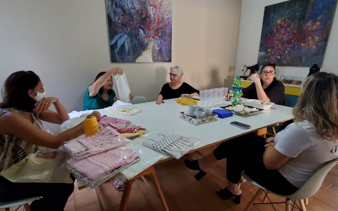 Curadora Adélia Borges visita empresa cultural de Bariri