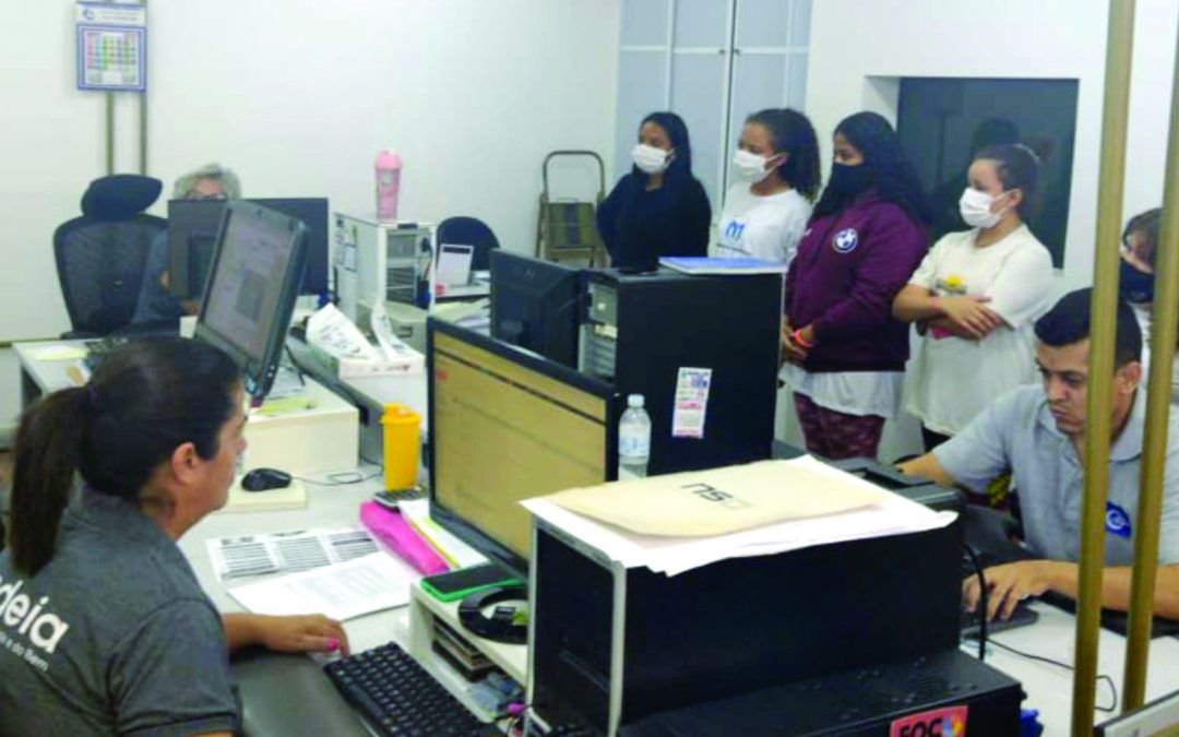 Alunos do Espaço Amigo visitam Jornal Candeia