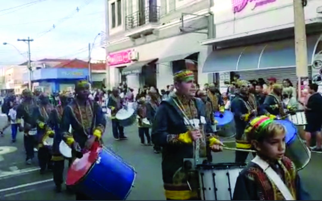 Fanfarra da associação Quilombo empolga público no desfile cívico
