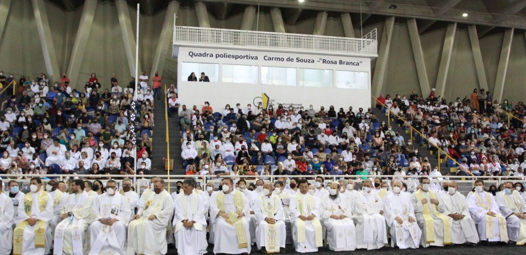 Missa reúne mais de seis mil fiéis católicos