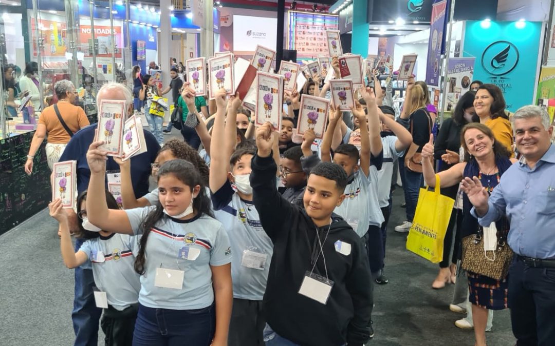 Alunos de escola de Boraceia visitam Bienal do Livro em São Paulo