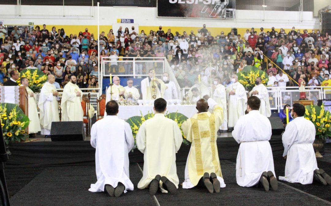 Missa reúne mais de seis mil fiéis católicos