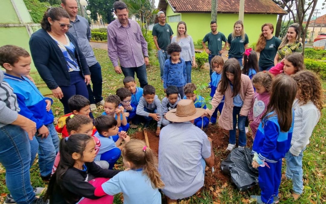 Alunos de Itaju plantam mudas no Dia da Árvore