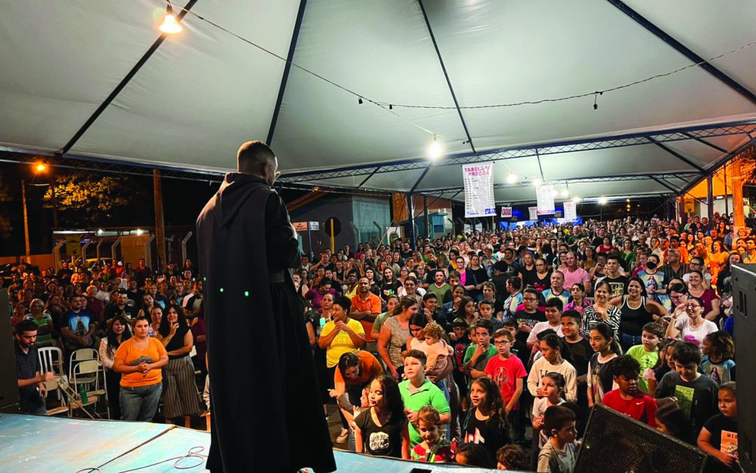Noite de louvor atrai centenas pessoas em Bariri