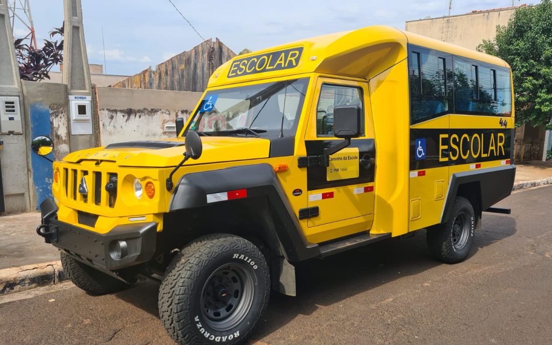 Boraceia recebe veículo para transporte de alunos
