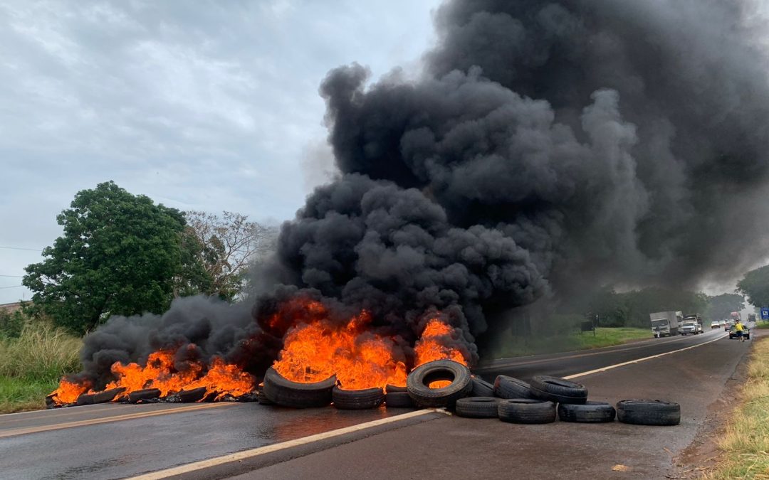 Bariri: Manifestantes pró-Bolsonaro interditam SP-304
