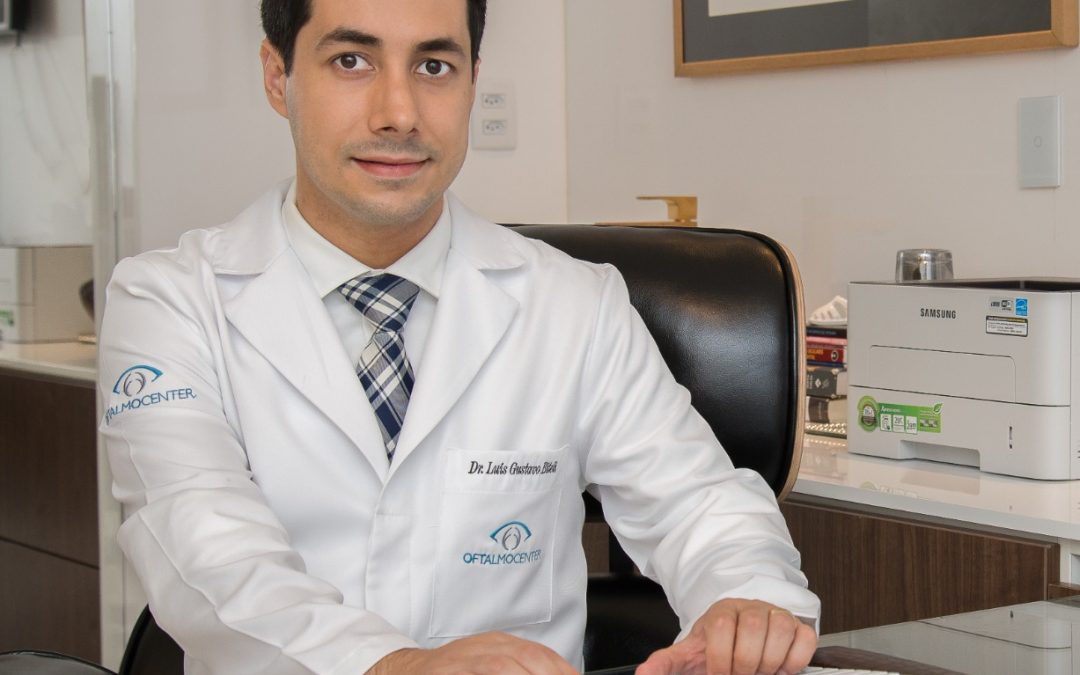 Especialista comenta as causas e perigos do hábito de coçar excessivamente os olhos