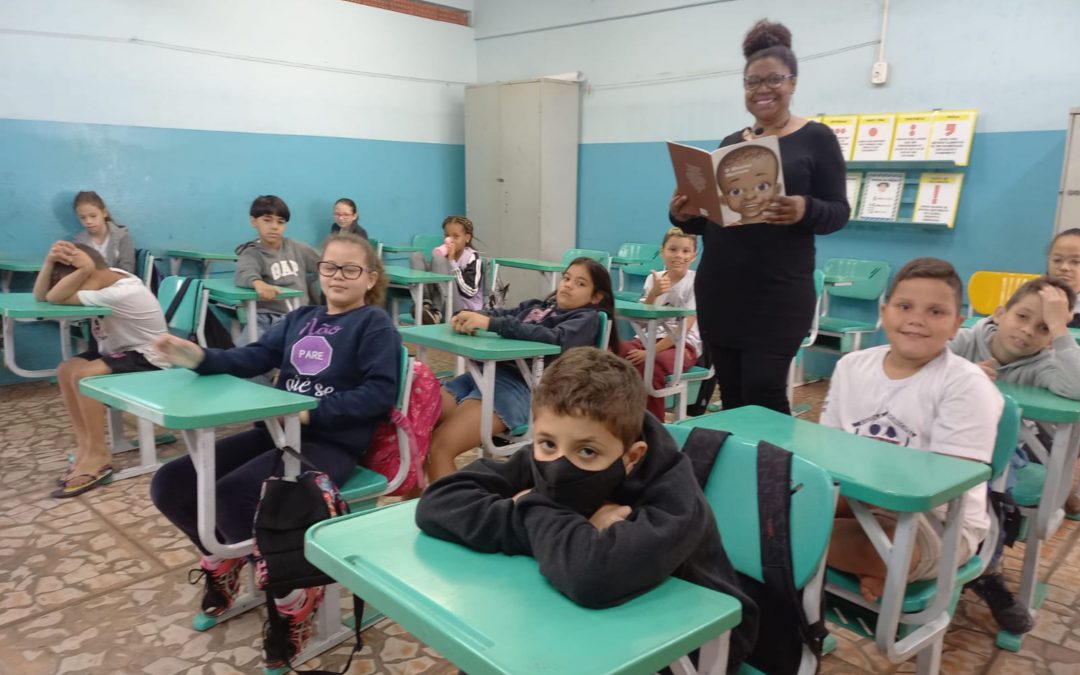 Projeto leva leitura e contação de histórias afro-brasileiras às escolas