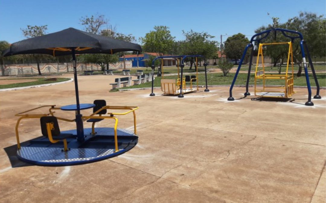 Praça recebe brinquedos adaptados para crianças com deficiência