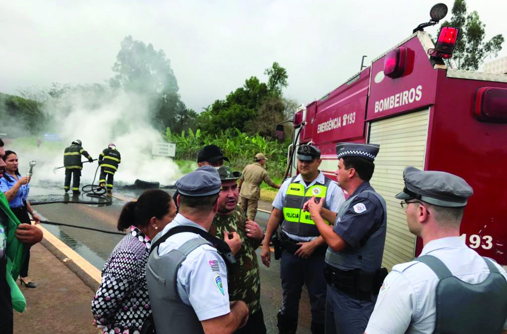 Manifestantes fazem protesto contra resultado das urnas em Bariri