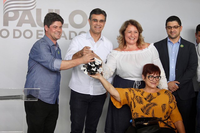 Bariri e Boraceia recebem vans acessíveis do governo do Estado