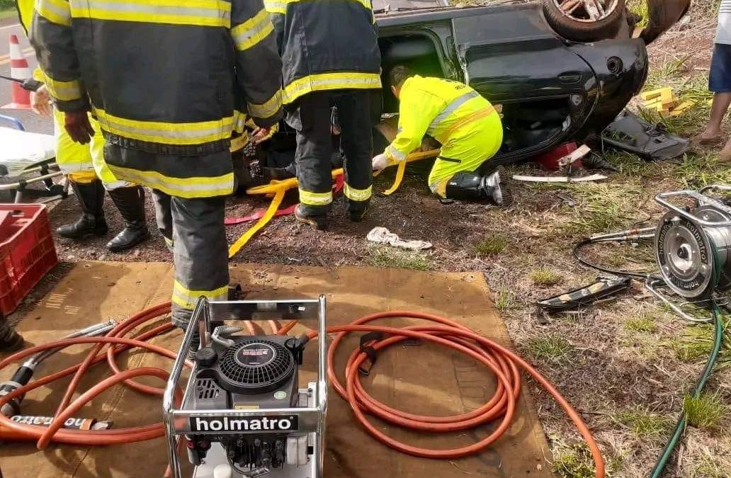 Carro capota em trecho entre Pederneiras e Boraceia na SP-261