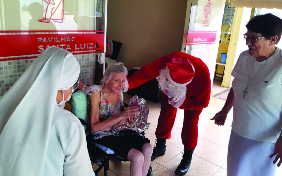 Coeba realiza entrega de presentes de campanha de Natal