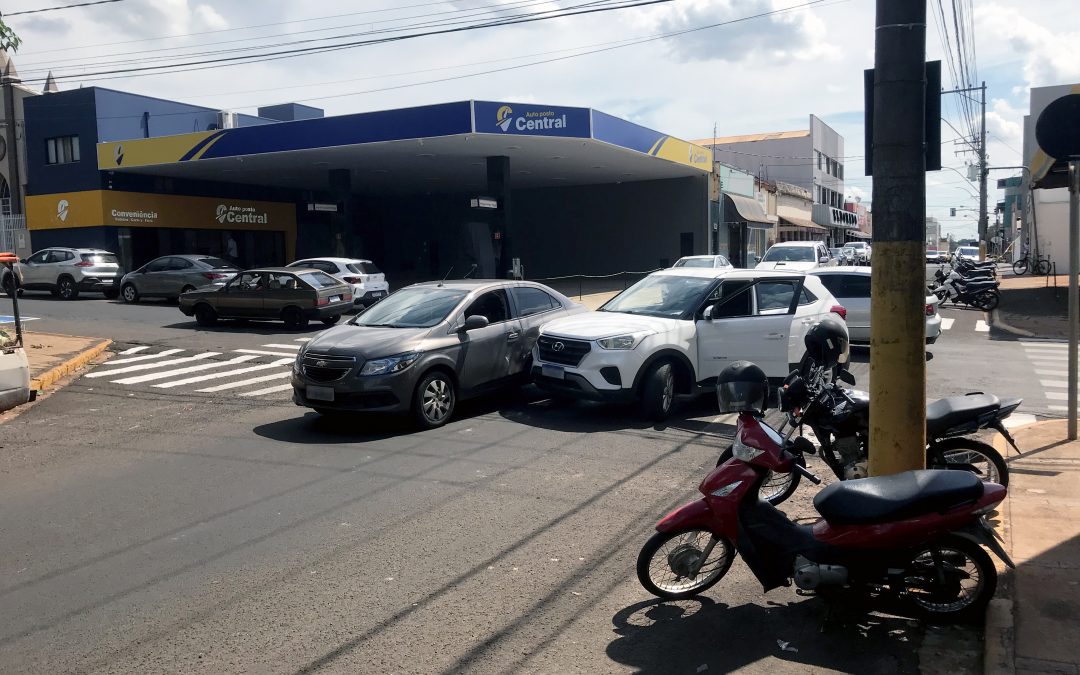 Carros se envolvem em acidente no centro de Bariri