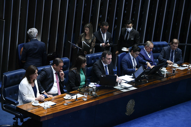 Congresso promulga emenda que viabiliza piso salarial da enfermagem