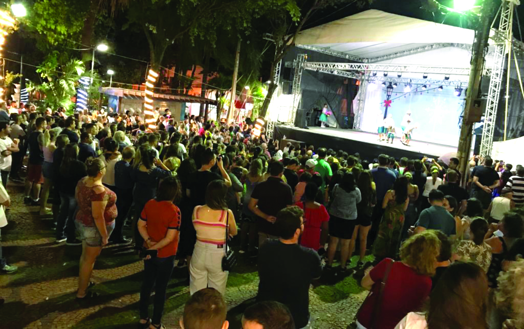 Público prestigia apresentação de balé na praça