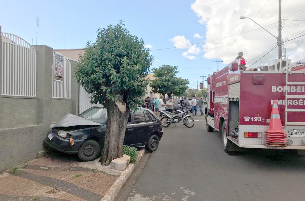 Motorista colide contra dois carros e muro de residência