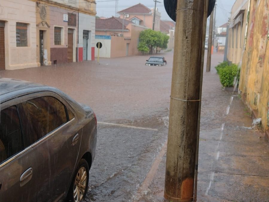 Forte chuva causa alagamentos e estragos em Bariri