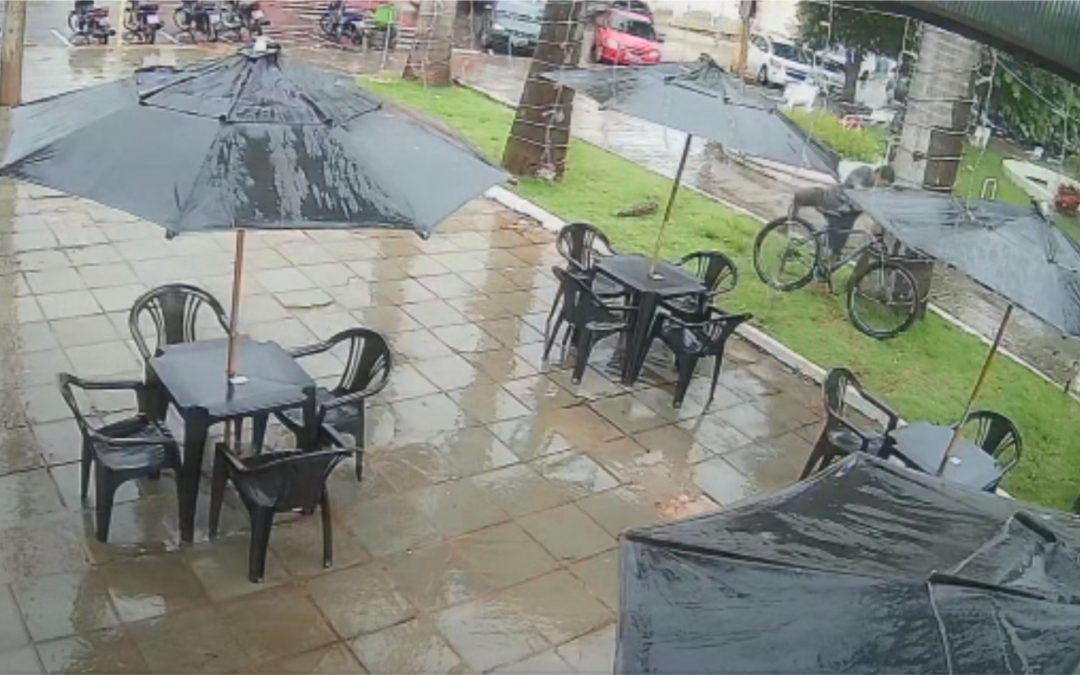 Câmara registra flagrante de furto de bicicleta
